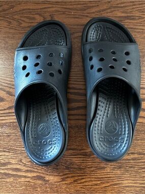 CROCS Black Textured Slide with Crocs Logo